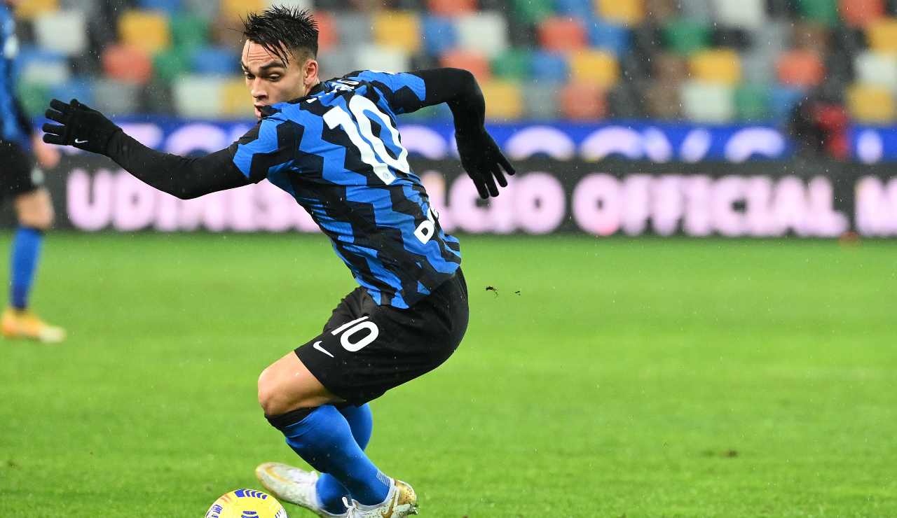 Lautaro Martinez tenta un dribbling