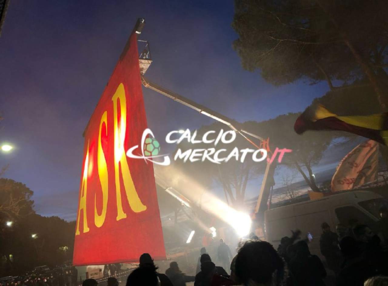 FOTO CM.IT | Lazio-Roma, delirio dei tifosi a Trigoria 