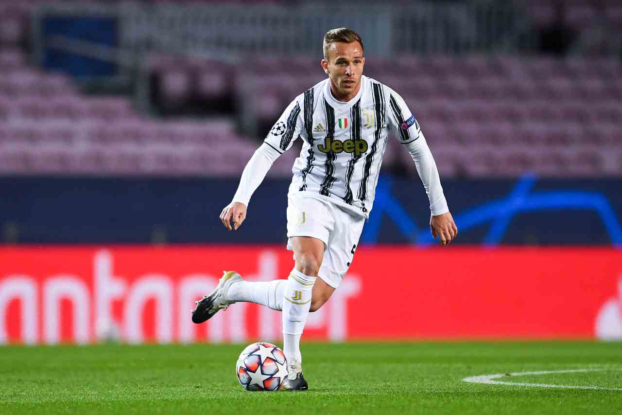 Arthur in campo con la Juventus