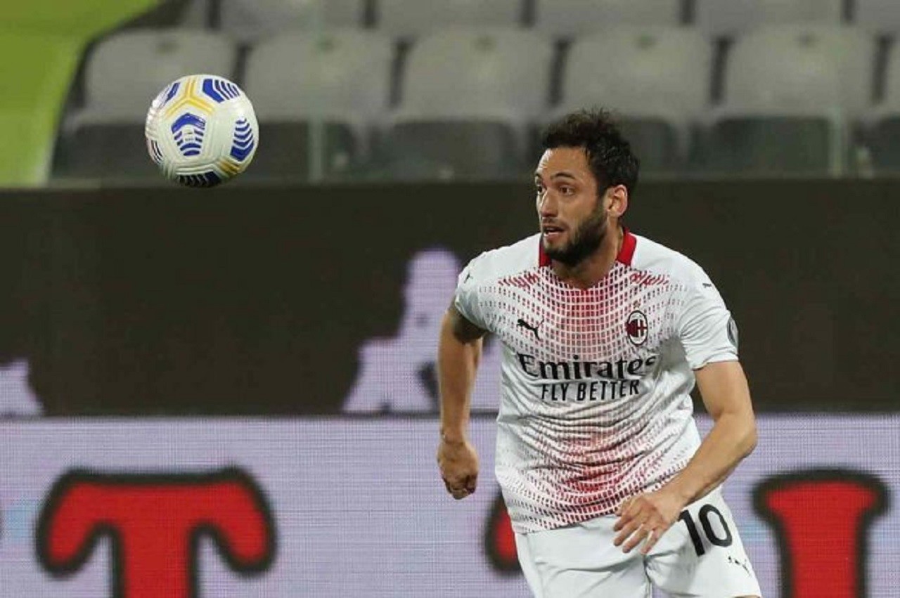 Calciomercato Milan, Juventus in agguato per Calhanoglu