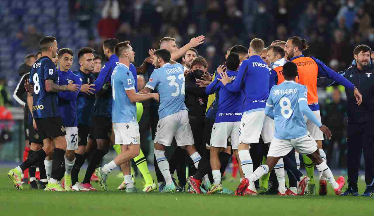 Caos nel finale di Lazio-Inter, nuovo episodio di razzismo in Serie A