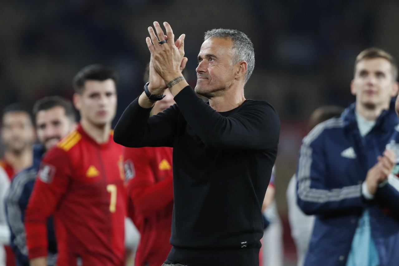 luis enrique applaude