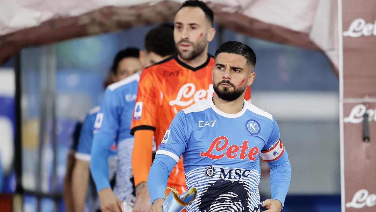 Insigne guida la squadra nell'ingresso in campo