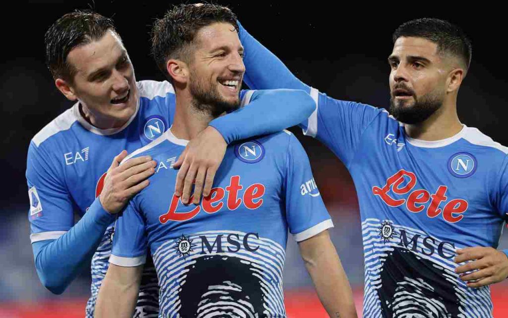 Serie A, Napoli-Lazio 4-0 | Mertens Maradoniano e Spalletti solo in vetta