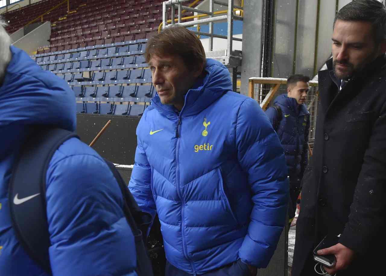 Calciomercato Inter, vuole andarsene subito: si offre a Conte
