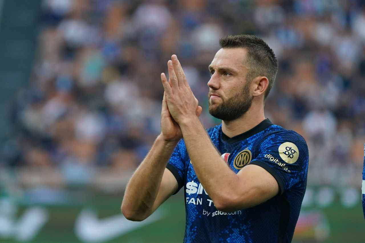 Calciomercato Inter, nessun segnale sul fronte rinnovo: tripla pista per de Vrij