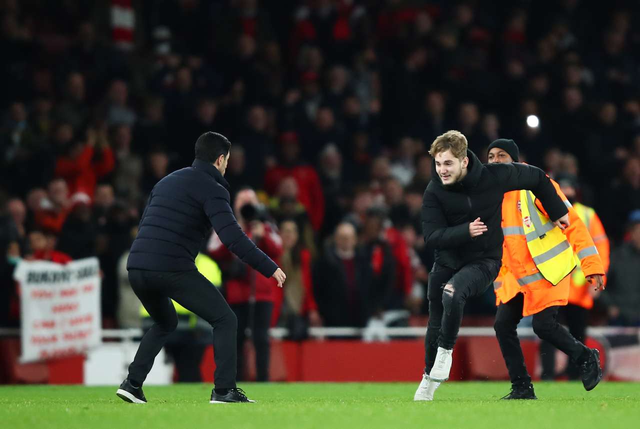 15122021 arteta invasione di campo arsenal tifoso
