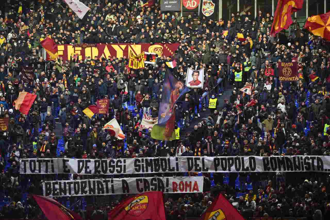 striscione roma inter totti de rossi