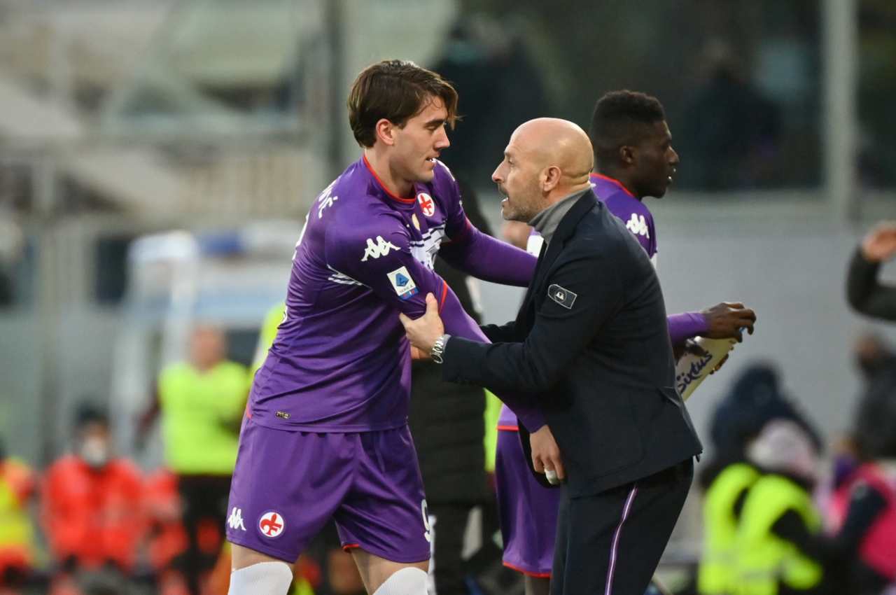 Fiorentina, Italiano 'dimentica' Vlahovic: "Il gruppo non ne risentirà" | Poi l'annuncio sul rinnovo