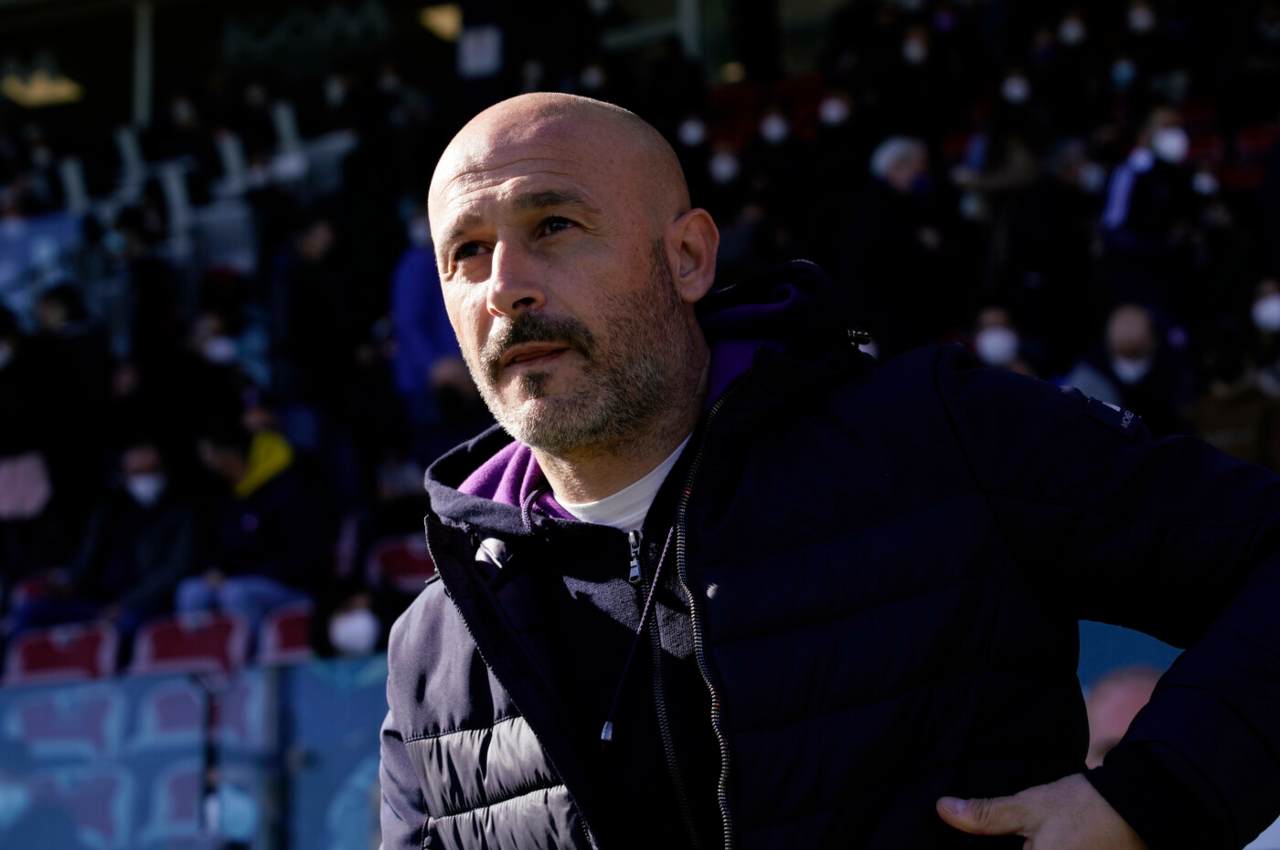 Fiorentina, Italiano 'dimentica' Vlahovic: "Il gruppo non ne risentirà" | Poi l'annuncio sul rinnovo