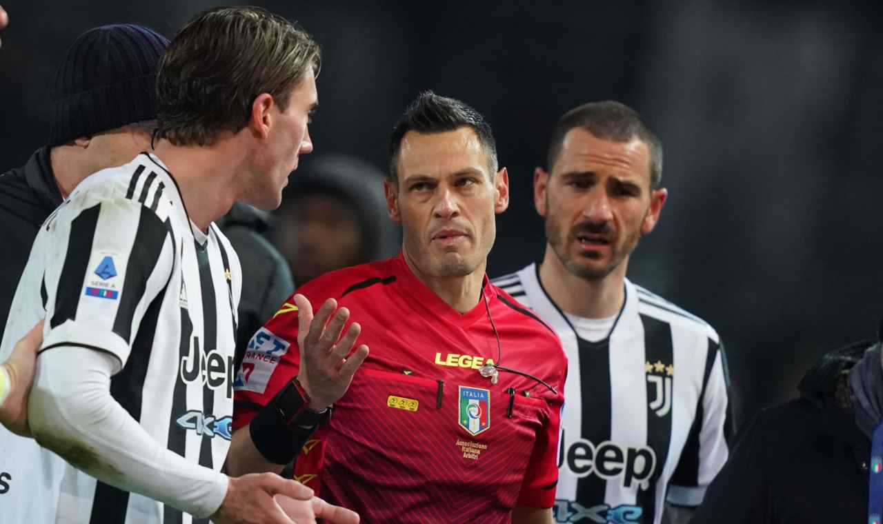 L'arbitro Mariani tra Vlahovic e Bonucci