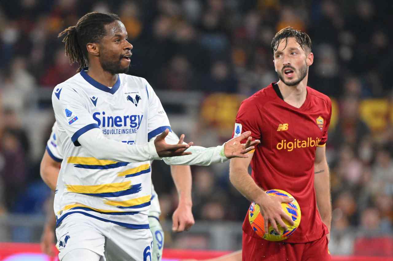 Roma-Verona, l’Olimpico è una furia: fischi assordanti e monta la contestazione