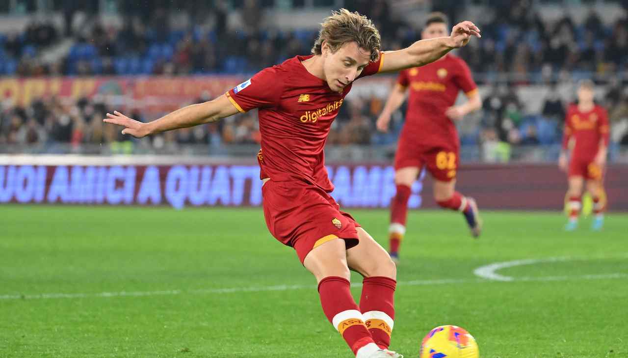 Bove calcia verso la porta