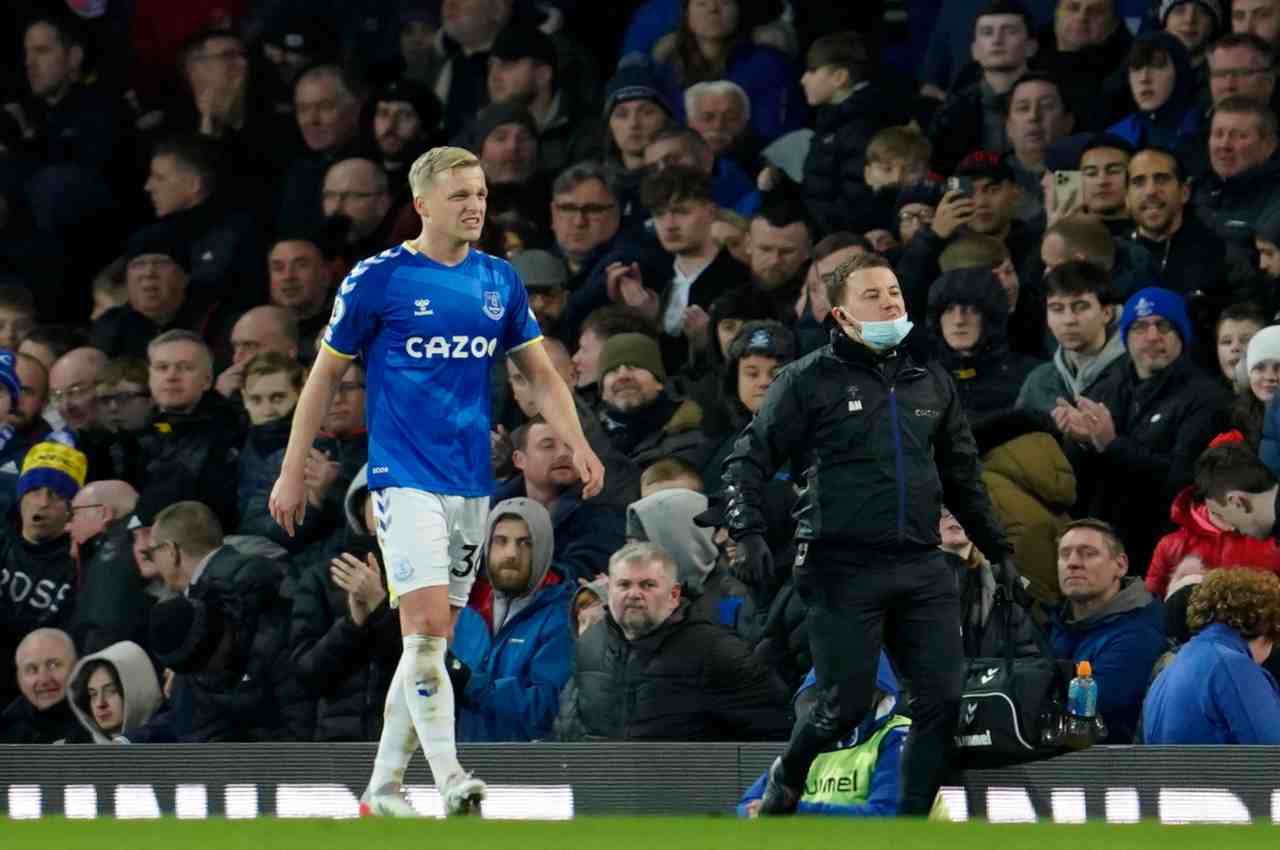 Everton-Newcastle, invade il campo e si lega al palo