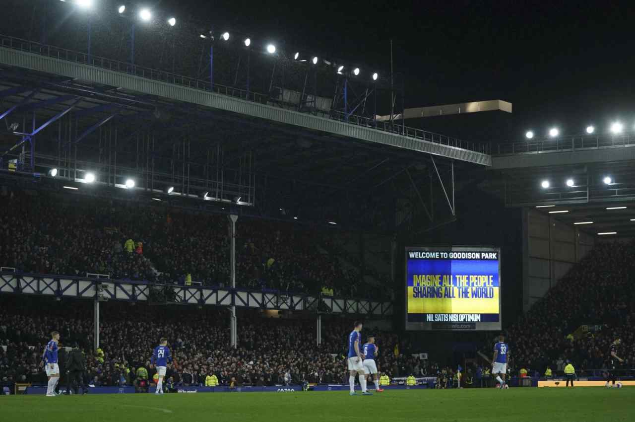 Everton-Newcastle, invade il campo e si lega al palo