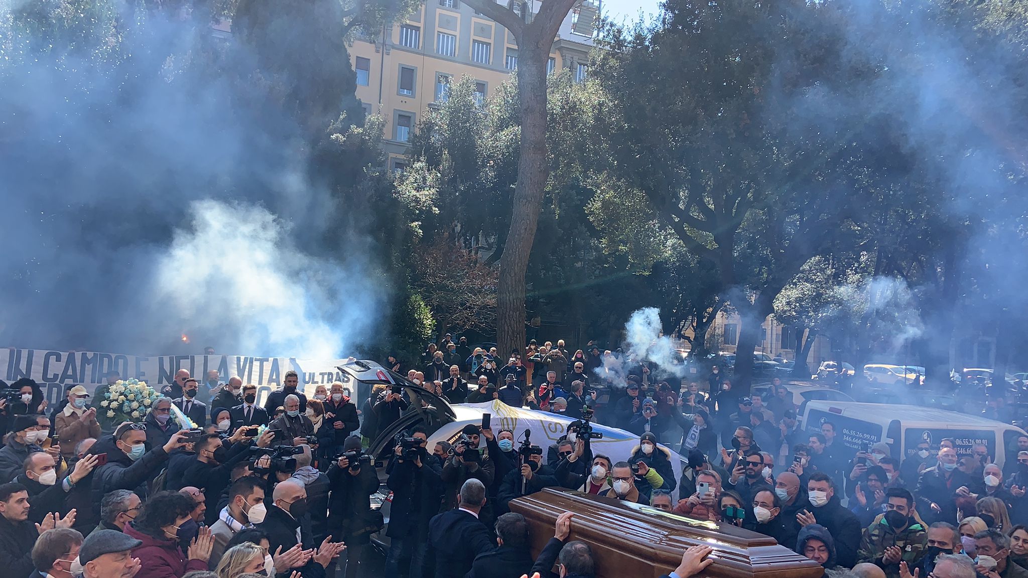 Il feretro di Wilson all'esterno della chiesa del Cristo Re