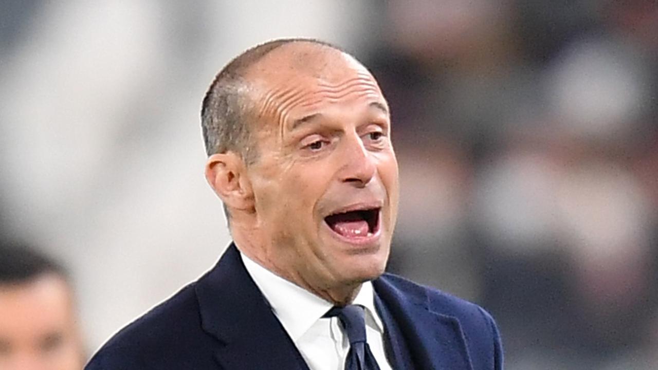 Juventus, fuoco e fiamme su Allegri: "Dovrebbero licenziarlo, non possono"