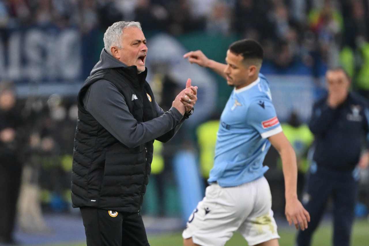 Roma-Lazio, la reazione di Mourinho alla curva
