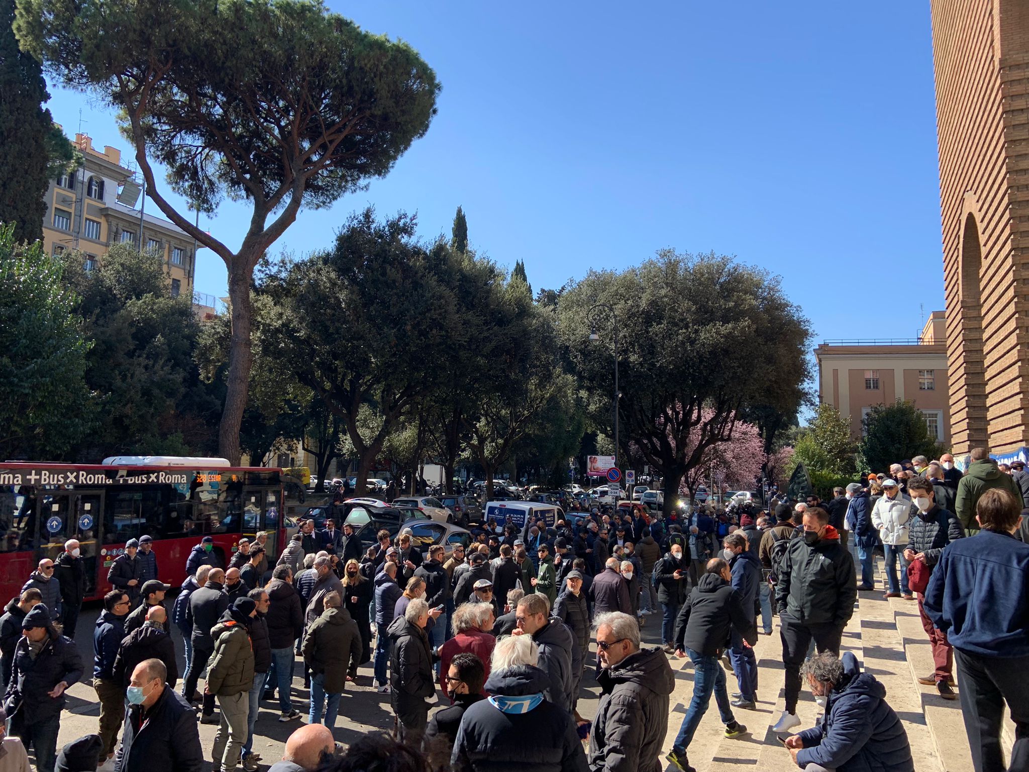 I tifosi della Lazio al funerale di Wilson