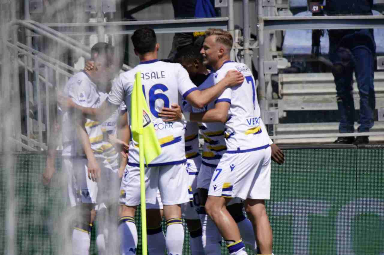 Serie A, il Napoli ne rifila 6 al Sassuolo | Verona spietato contro il Cagliari
