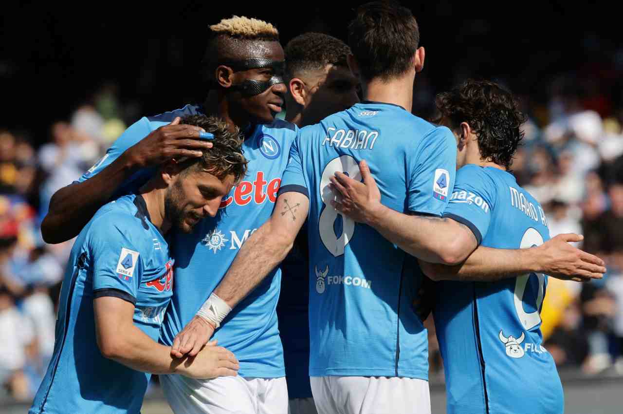 Serie A, il Napoli ne rifila 6 al Sassuolo | Verona spietato contro il Cagliari