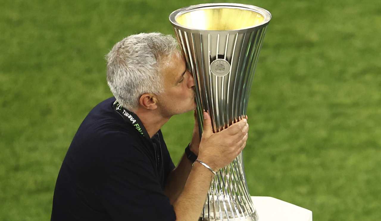 Festa Roma e lacrime Mourinho: delirio giallorosso
