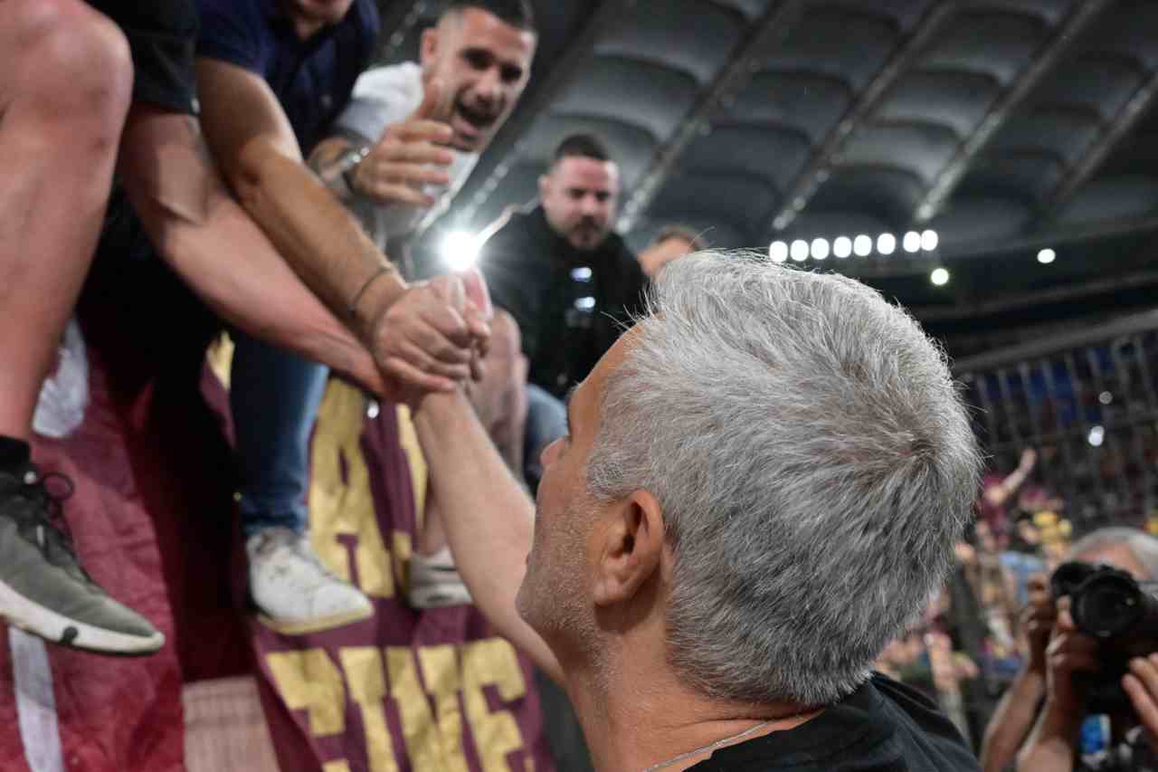 Roma-Venezia, la squadra saluta i tifosi. La Curva Sud: "Ora scrivete la storia"