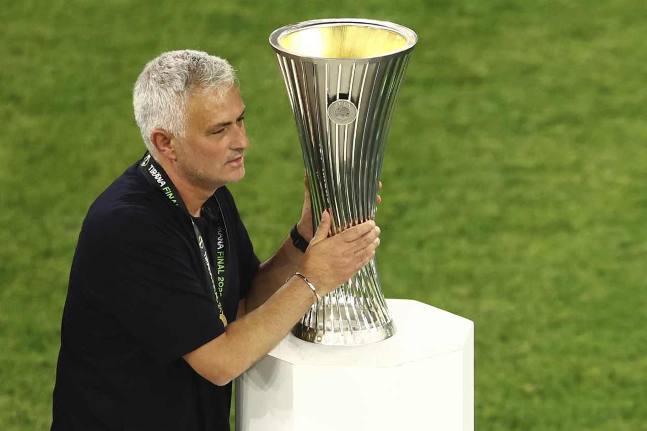 Roma, premiato Mourinho