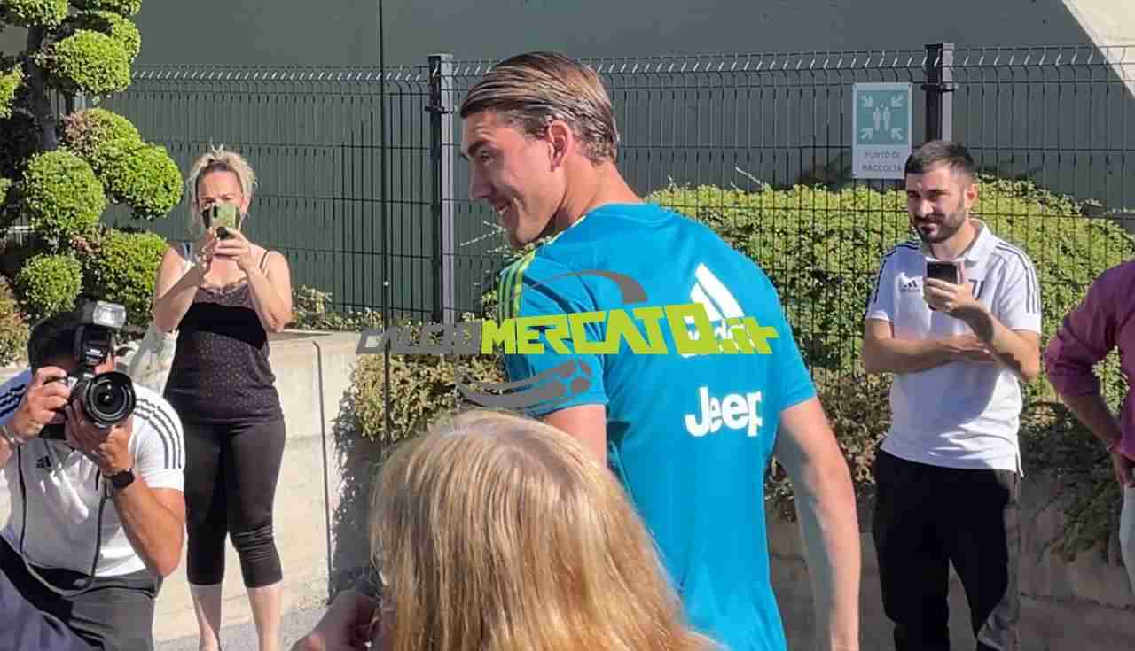 FOTO E VIDEO CM.IT | Juventus, visite mediche per Vlahovic: i tifosi impazziscono per lui