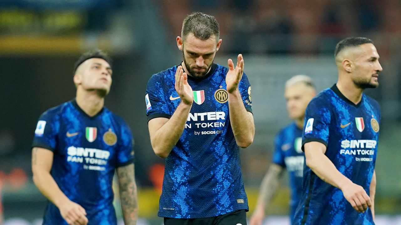 Calciomercato Inter, De Vrij saluta ma resta in Serie A