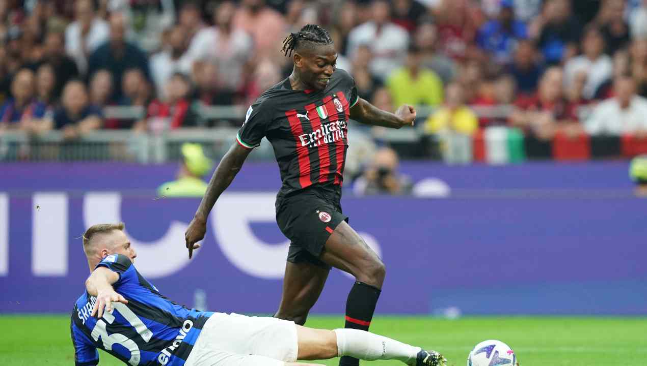 Il Milan finisce subito nel vortice: doppia offerta per Leao