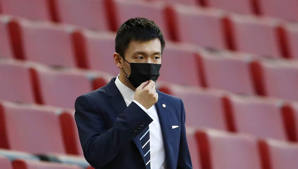 L'Uefa fa tremare Milan e Inter: "Rischiano il blocco del mercato"