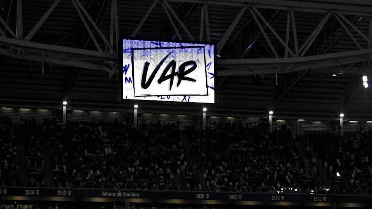 VAR, Henry critica la tecnologia nel calcio