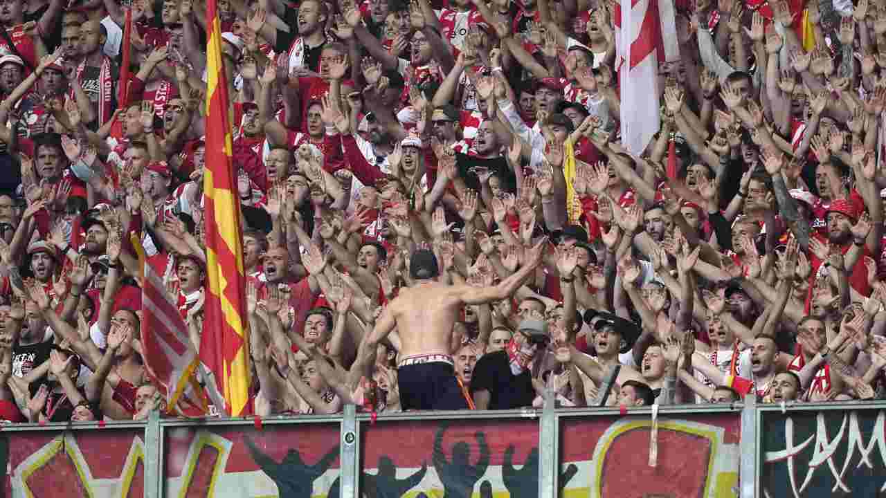 Caos e fumogeni in campo: sospeso il match di Europa League