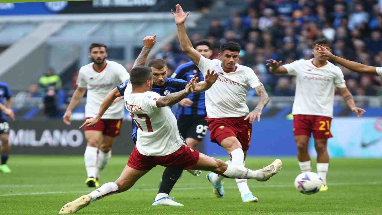 Dzeko in azione contro la Roma
