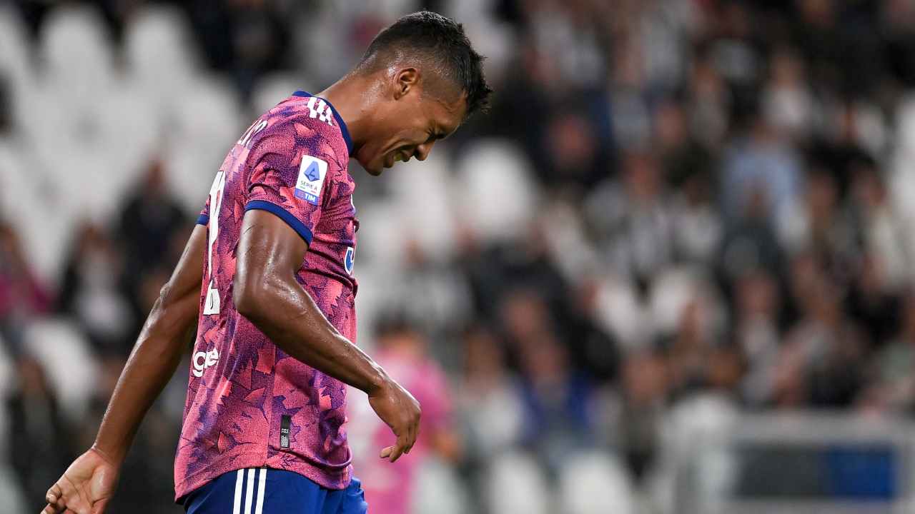 Effetto domino: la Juventus si assicura il sostituto di Alex Sandro
