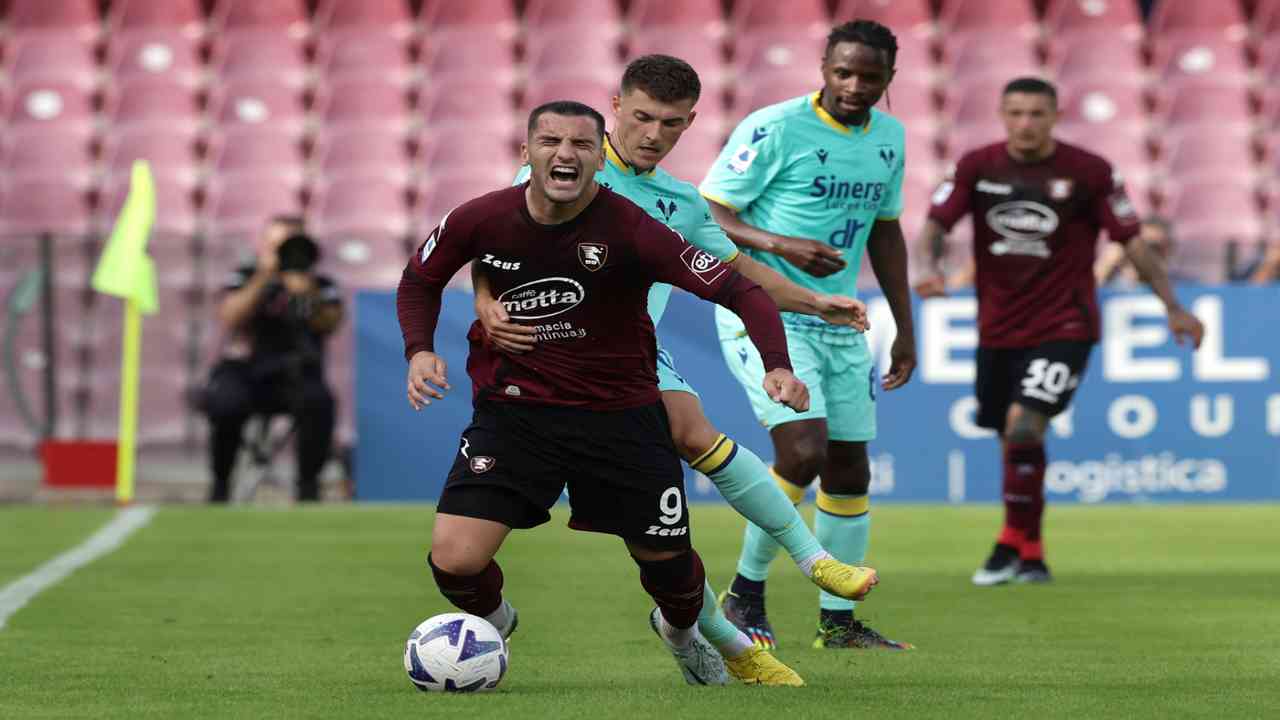 Gol, maxi rissa e doppia espulsione: caos in Salernitana-Verona