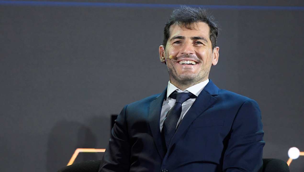 "Sono gay": cosa c'è dietro il tweet di Casillas