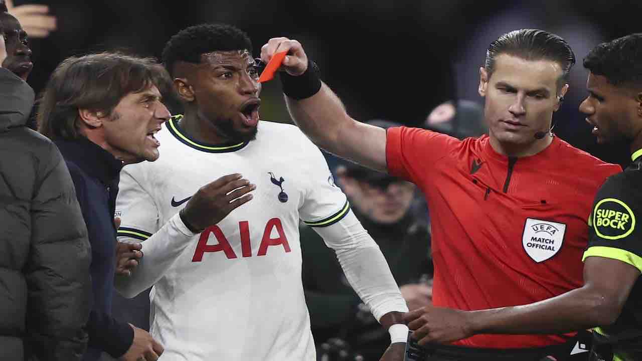 Tottenham, Conte contro l'arbitro