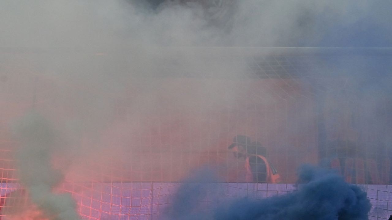 Fumogeni in campo: interrotta Standard Liegi-Anderlecht