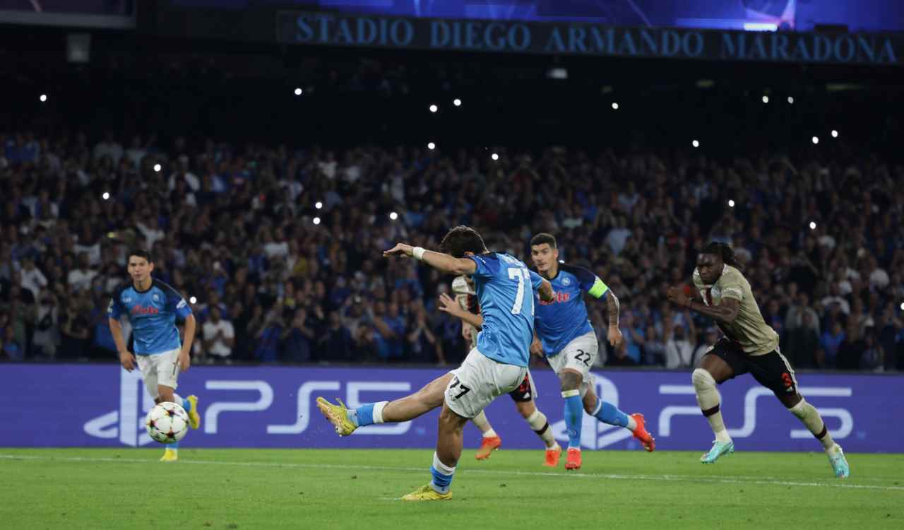 PAGELLE E TABELLINO DI NAPOLI-AJAX 3-2 | Kvara bruciante, difesa incerta