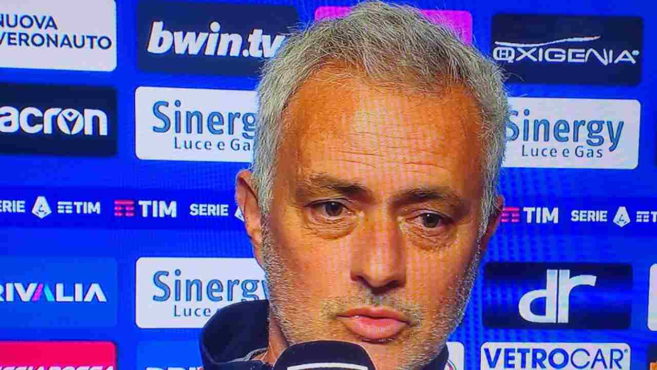 Verona-Roma, Mourinho senza filtri: frecciata a Sarri verso il derby