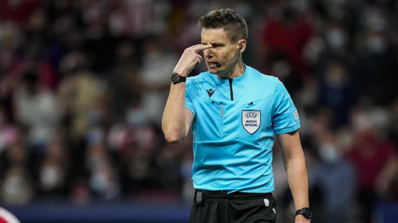 Pioggia di fischi dei tifosi del Milan: cosa sta succedendo