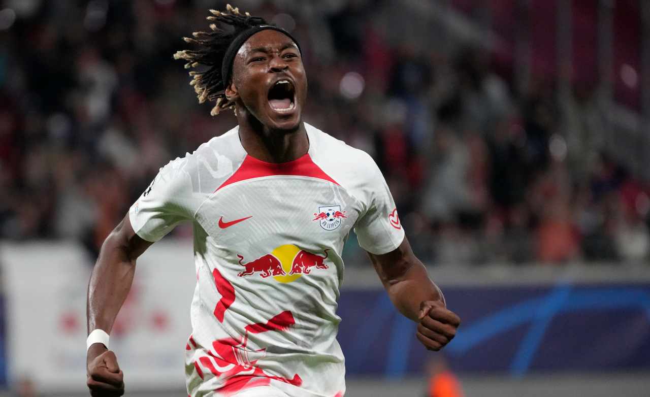 Simakan, assist in Champions per André Silva: Milan e Psg non lo mollano