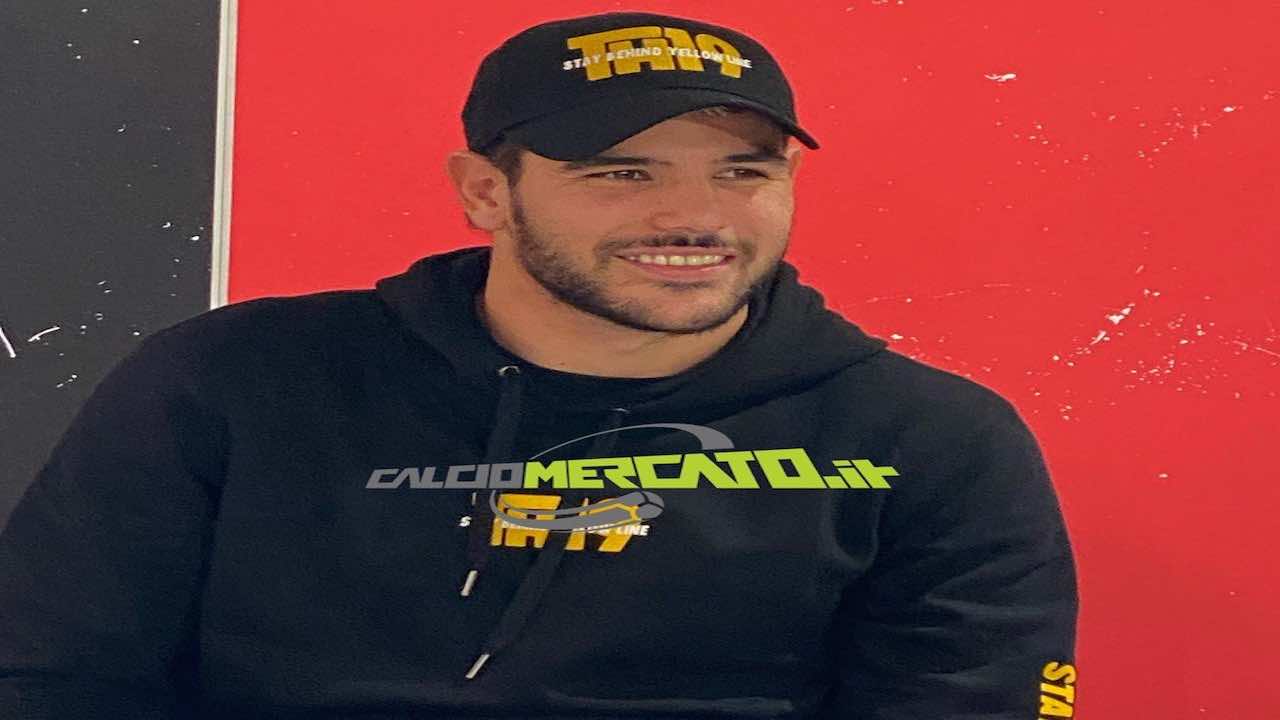 Milan, Theo Hernandez incontro con i tifosi: tante firme