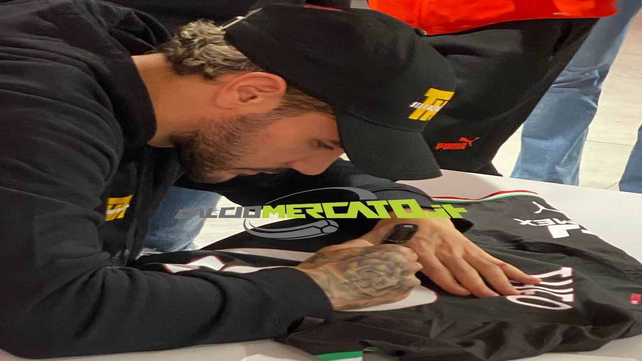 Milan, Theo Hernandez incontro con i tifosi: tante firme