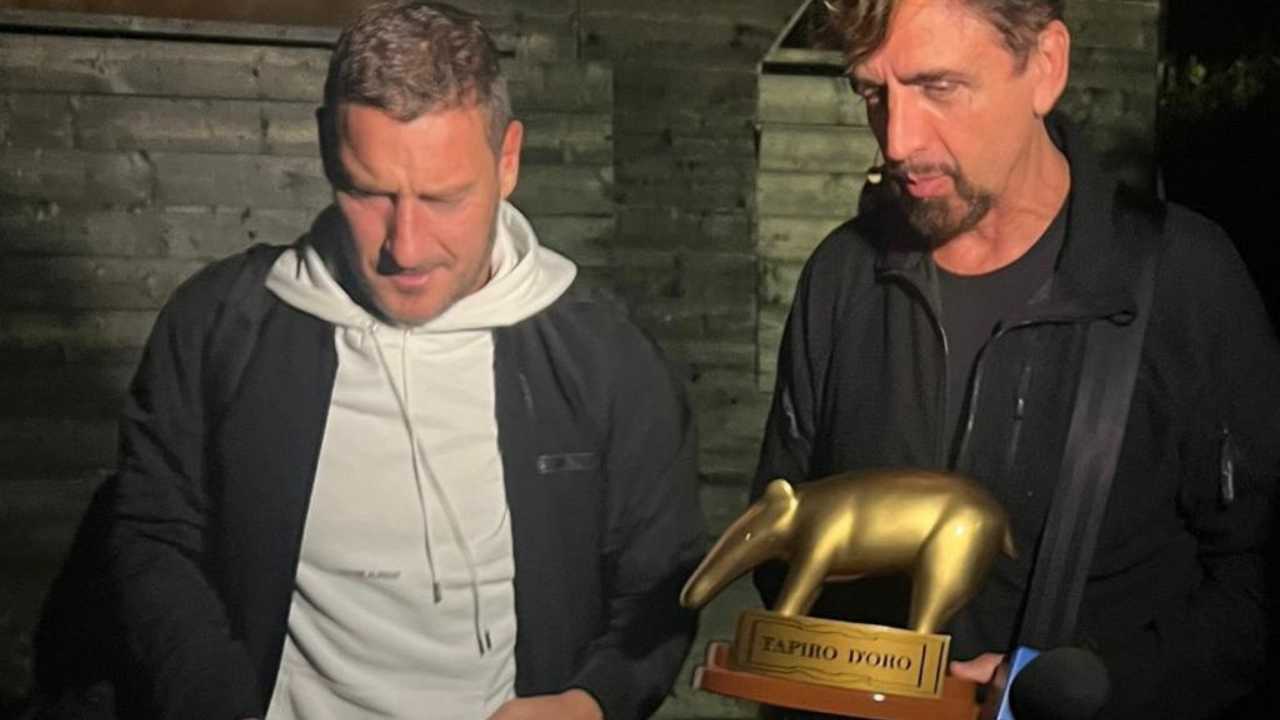 Totti riceve il Tapiro d'oro per i Rolex