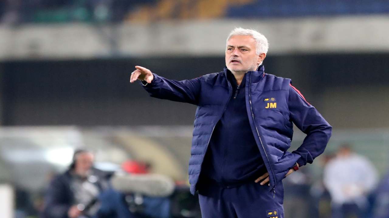TV PLAY | Mourinho sotto attacco: "Meglio Sarri, non vale quanto guadagna"