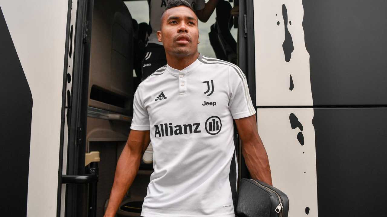 Vogliono Alex Sandro già a gennaio: tripla scelta per lo scambio