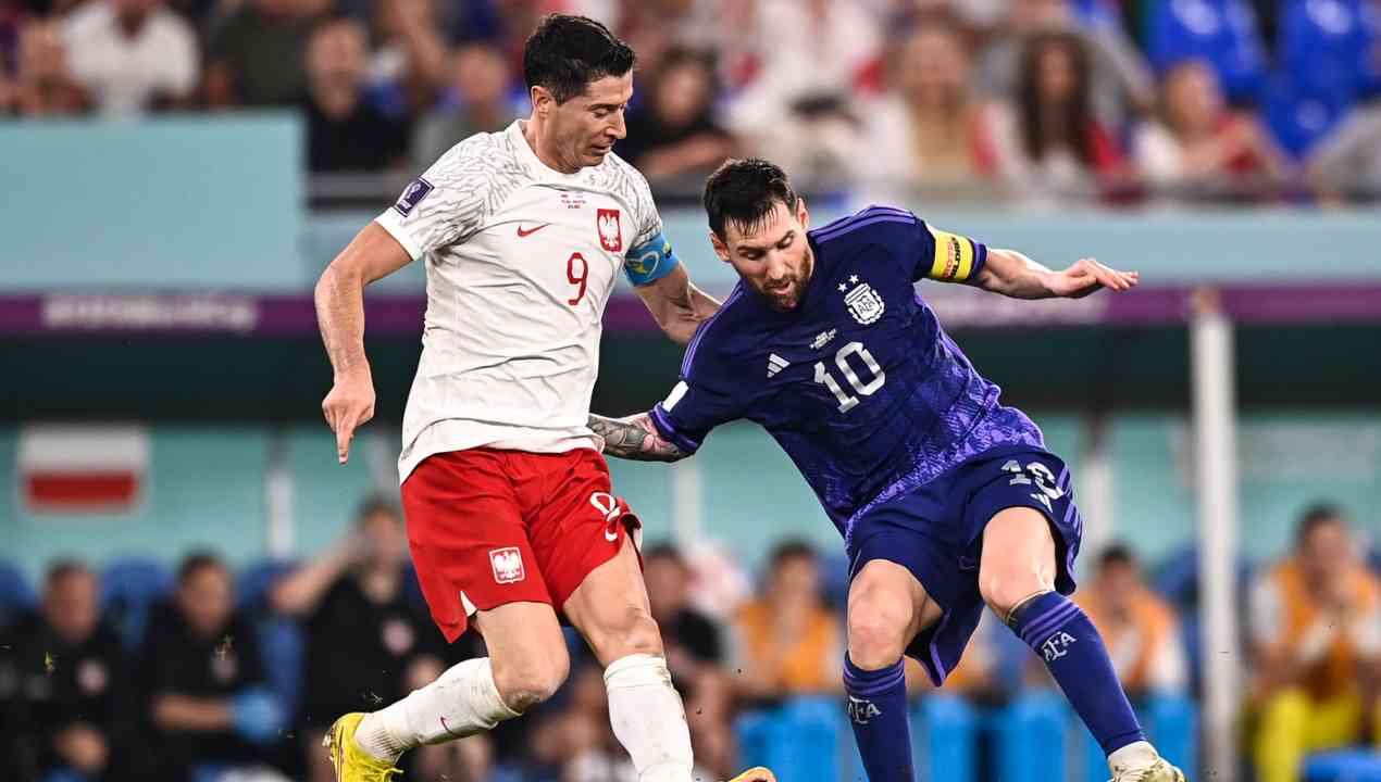 Messi rifiuta la mano di Lewandowski, poi la pace